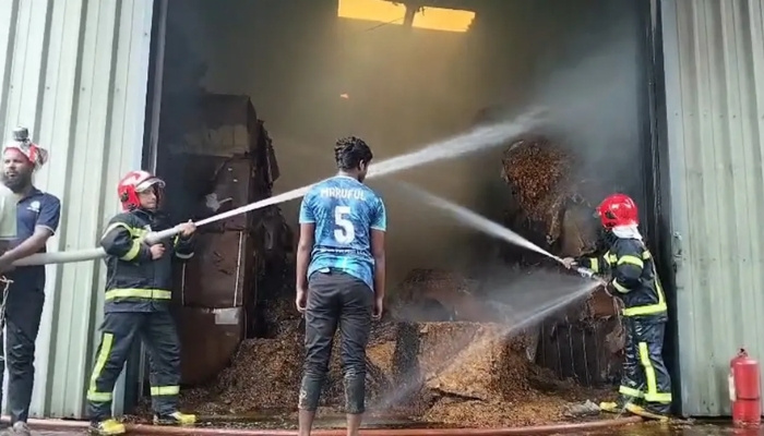 সিগারেট কোম্পানির গুদামে ভয়াবহ আগুন, নিয়ন্ত্রণে ৭ ইউনিট